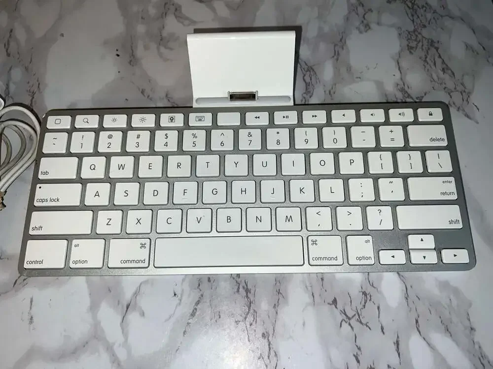 Apple iPad Keyboard Dock A1359